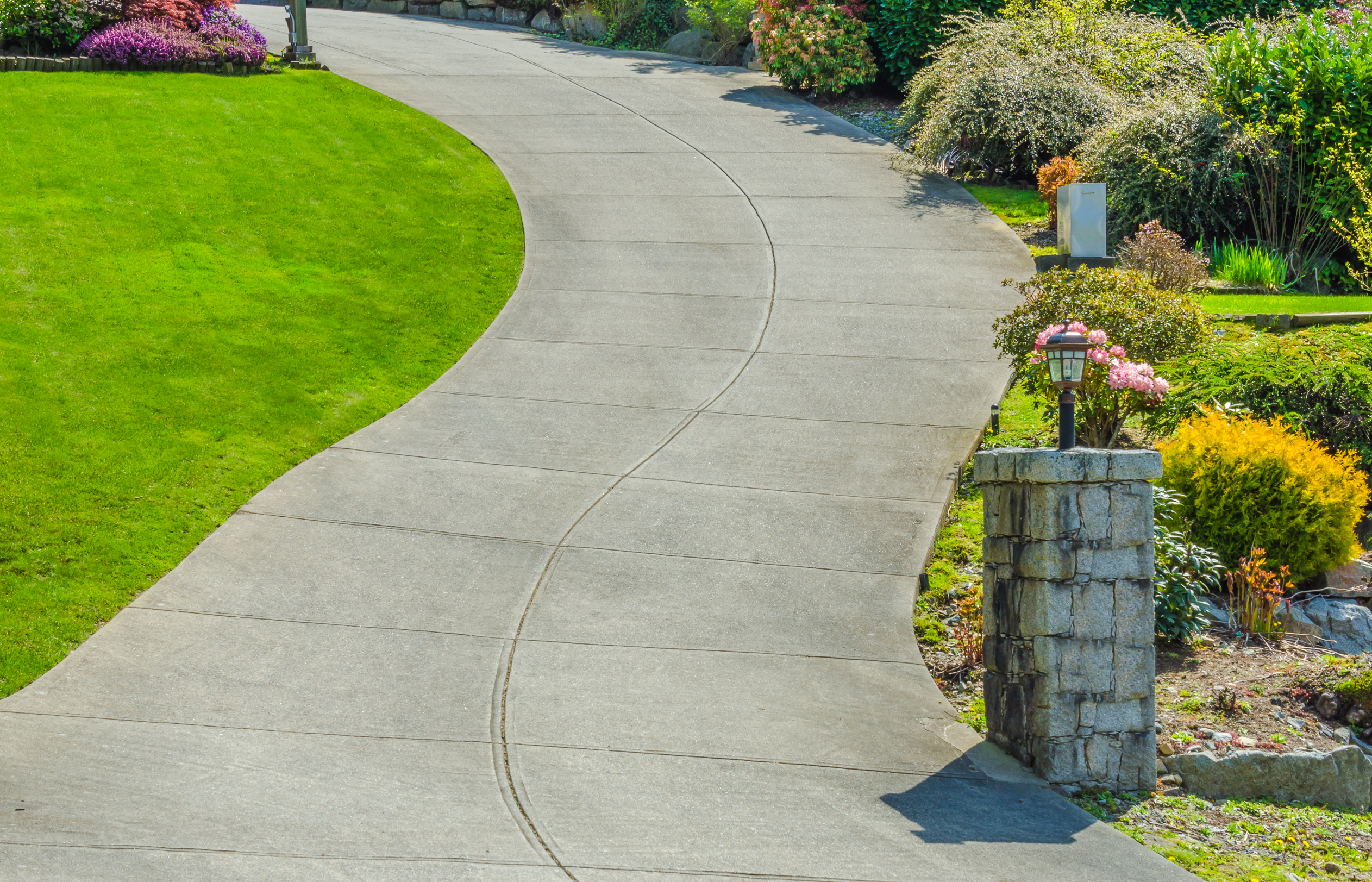 concrete Curved Driveway House With Nicely Landscaped